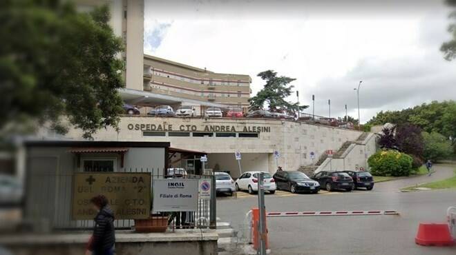 Pronto soccorso del Cto chiuso di notte per “colpa” dei numeri della pandemia. E la gente fa la fila all’addiaccio