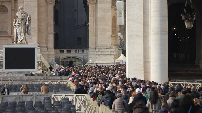 folla funerale ratzinger