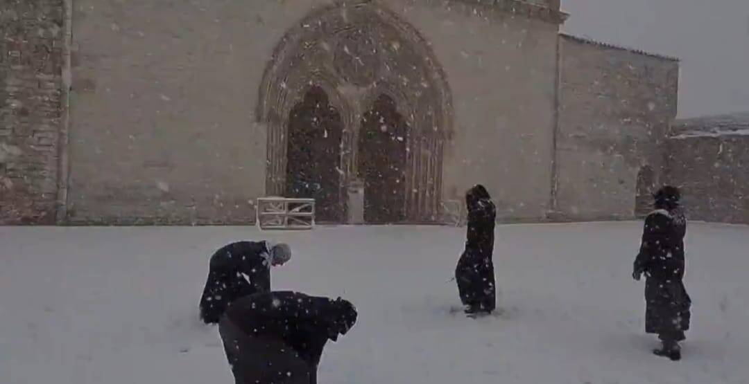 Frati francescani si lanciano palle di neve