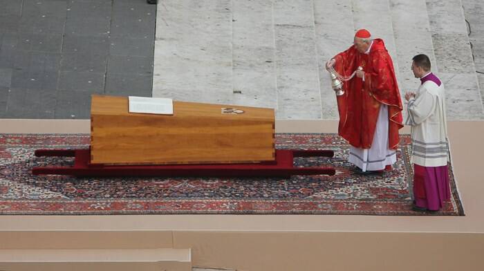 C’è anche un ricordo di Ostia sepolto con Benedetto XVI