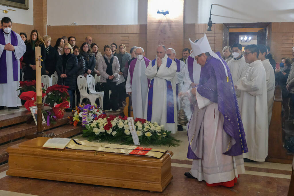 Maccarese. Lacrime e commozione: in centinaia per l’ultimo saluto a don Tommaso