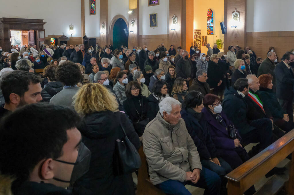 Maccarese. Lacrime e commozione: in centinaia per l’ultimo saluto a don Tommaso