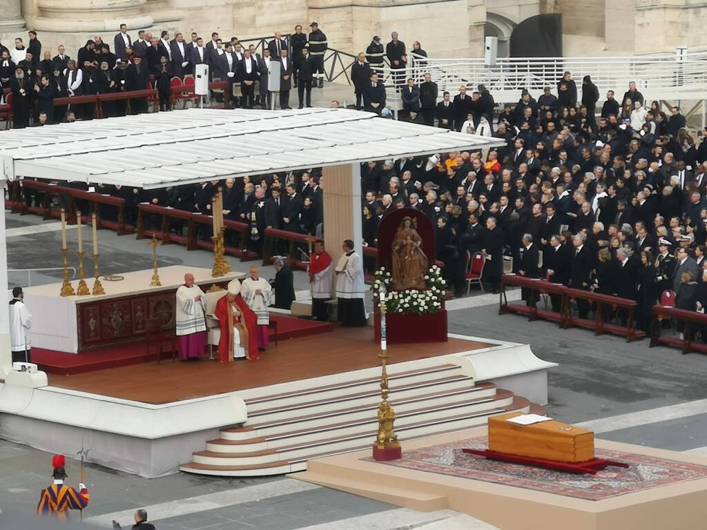 Nebbia, lacrime e applausi: il mondo dà l’addio a Benedetto XVI