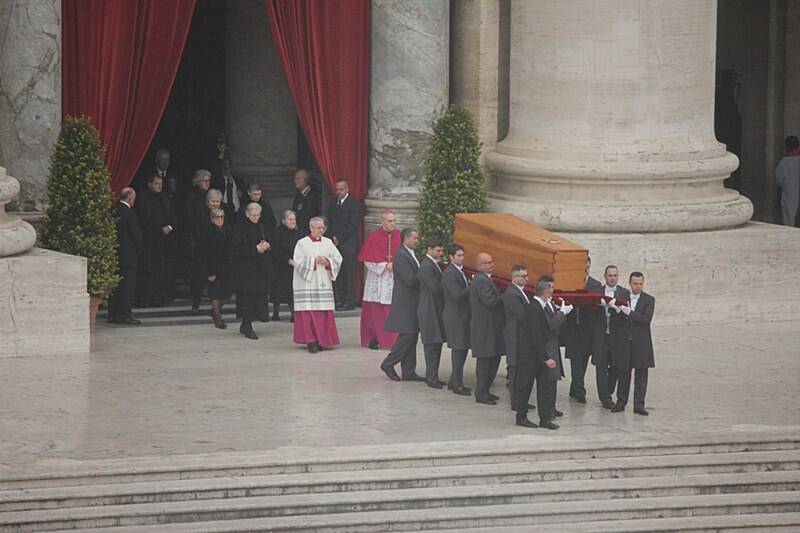 Nebbia, lacrime e applausi: i funerali di Benedetto XVI