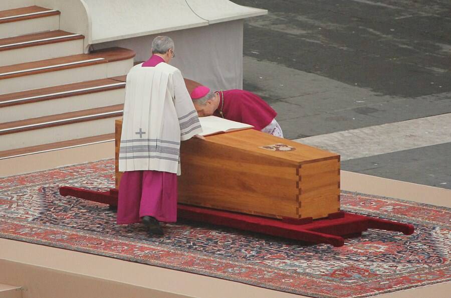 “Non dividere la Chiesa”: la “risposta” di Papa Bergoglio al segretario di Ratzinger