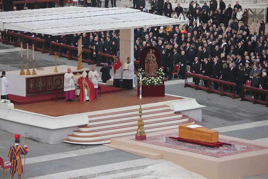 Nebbia, lacrime e applausi: i funerali di Benedetto XVI