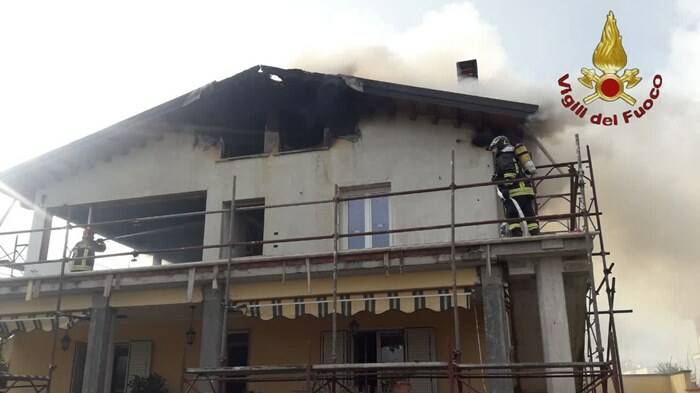 Incendio ad Anzio: in fiamme il primo piano di una villetta