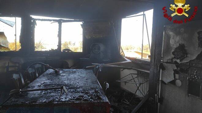 Paura a Cerveteri, incendio in una villa: le fiamme avvolgono il primo piano