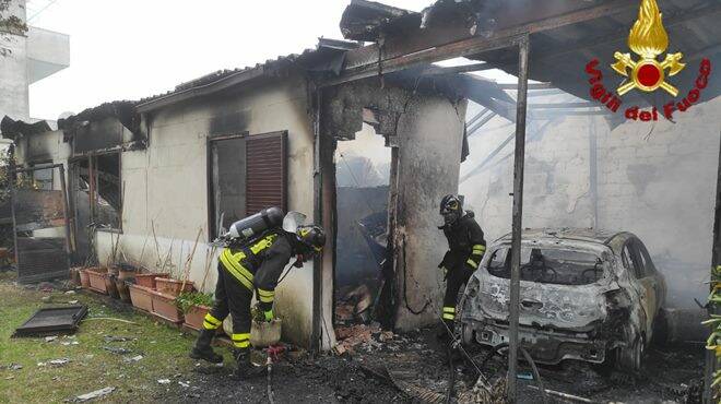 Paura a Fregene, incendio in una villa: a fuoco la depandance