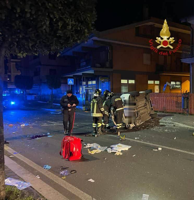 Roma, Fiat 500 con 6 ragazzi a bordo si ribalta: cinque morti