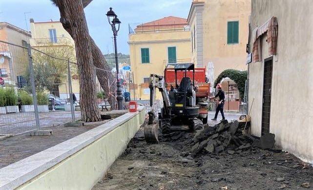 Santa Marinella, avviati i lavori di messa in sicurezza dei pini a piazza Trieste