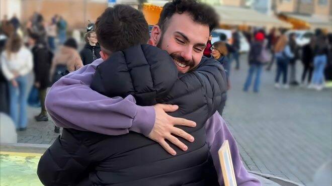 Matteo di Cola e Golociousregalano Panini & Abbracci a Piazza Del Popolo