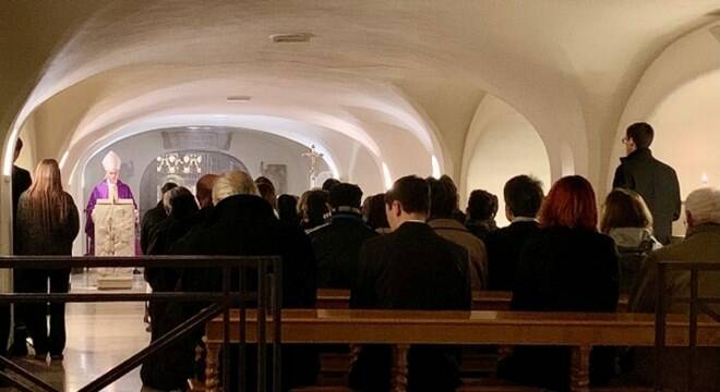 Nelle Grotte Vaticane la messa di mons. Gänswein nel trigesimo di Benedetto XVI