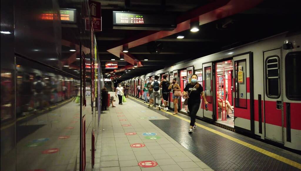 Metro a luci rosse: lui 19 anni, lei 52 bloccano l’ascensore per fare sesso