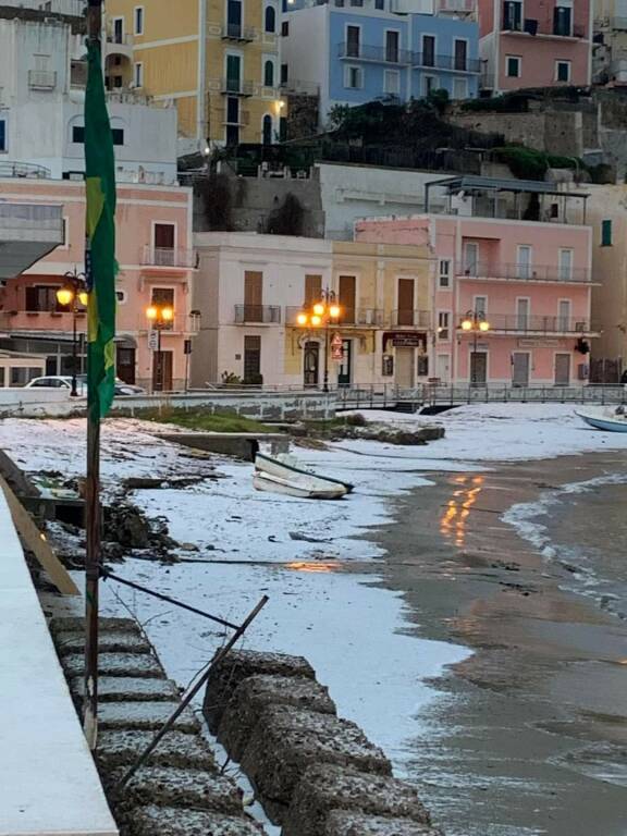 Neve in mezzo al mare, Ponza e le sue spiagge si risvegliano imbiancate: le spettacolari immagini