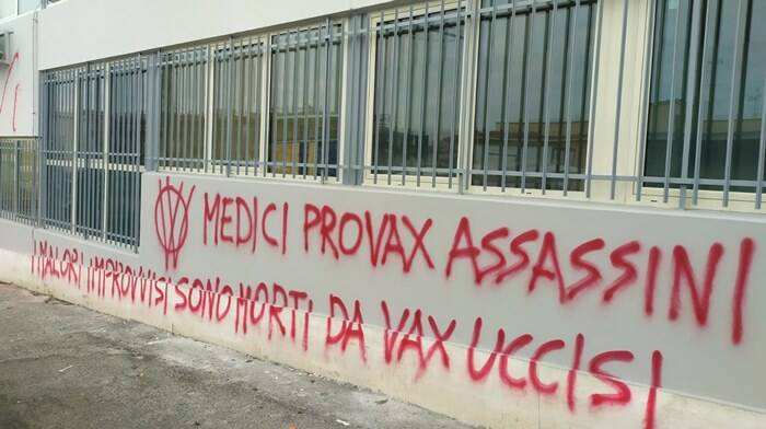 Roma. “Medici assassini”: no-vax imbrattano la Casa della Salute di Torrenova