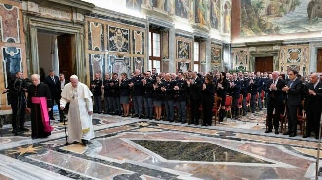 Il Papa ai poliziotti che proteggono il Vaticano: “Mi vergogno a disturbarvi tanto”