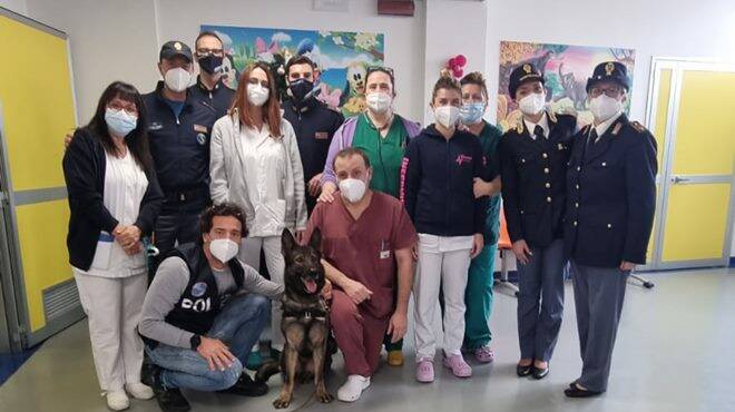 Cane poliziotto diventa la Bafana e incontra i bimbi dell’Ospedale “Goretti” di Latina