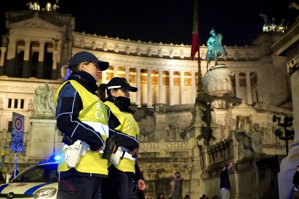 Roma, anziana con figlia disabile resta senza cibo: interviene la Polizia locale