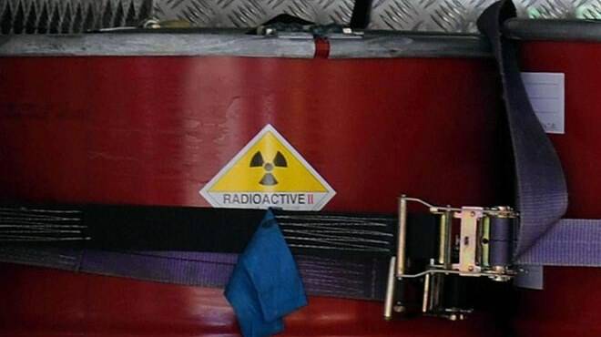 Piccola e letale: allarme per una capsula radioattiva persa in autostrada