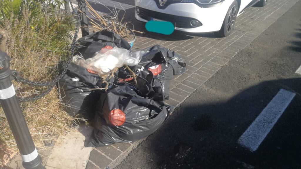 Fiumicino, buttano i rifiuti in strada ma nei sacchi lasciano i documenti: nei guai zozzoni distratti