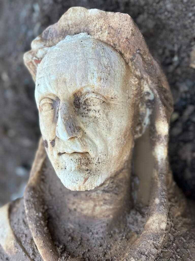 Appia Antica: durante i lavori di Acea riemerge una statua di Ercole a grandezza naturale