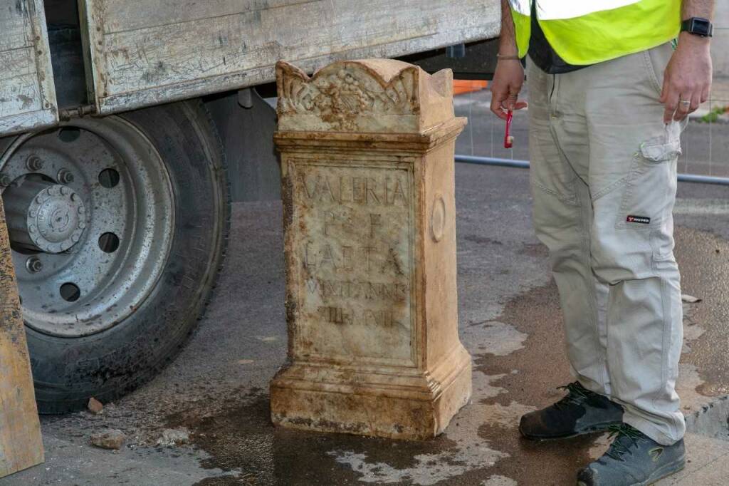 Appia Antica: durante i lavori di Acea riemerge una statua di Ercole a grandezza naturale