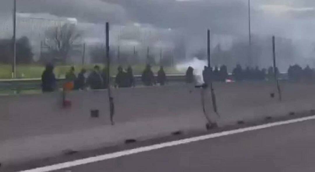 Scontri tra tifosi di Roma e Napoli sull’A1, ultras ferito e traffico in tilt