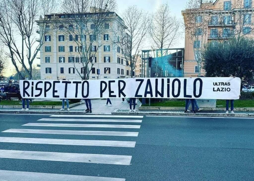 “Rispetto per Zaniolo”: lo striscione ironico dei tifosi della Lazio a Ponte Milvio