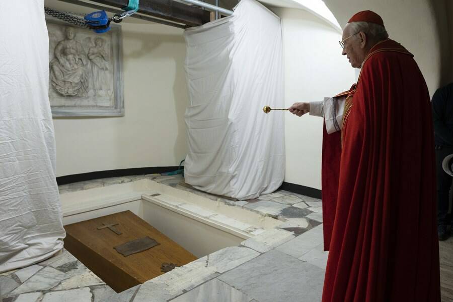 La tumulazione di Benedetto XVI nelle Grotte Vaticane