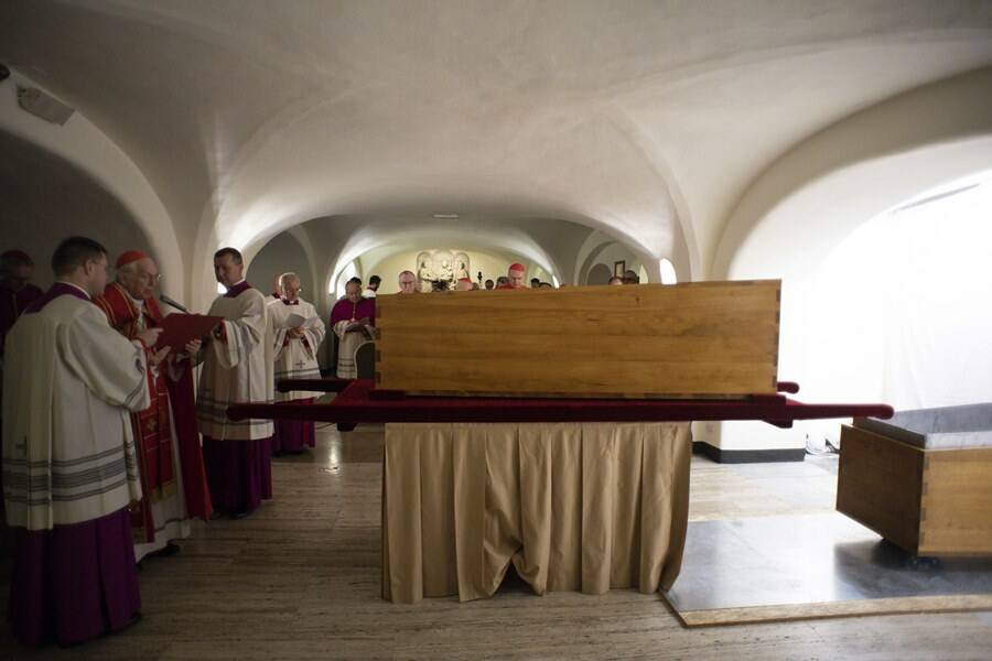 La tumulazione di Benedetto XVI nelle Grotte Vaticane