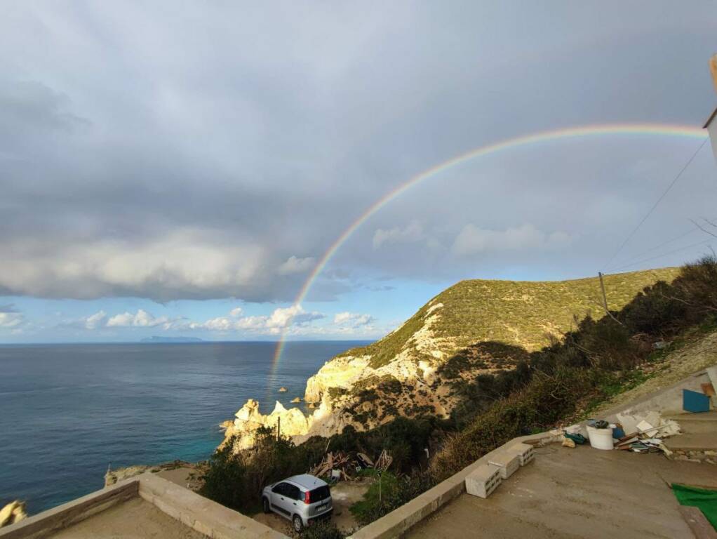 Ponza e l’incanto dell’arcobaleno sul mare