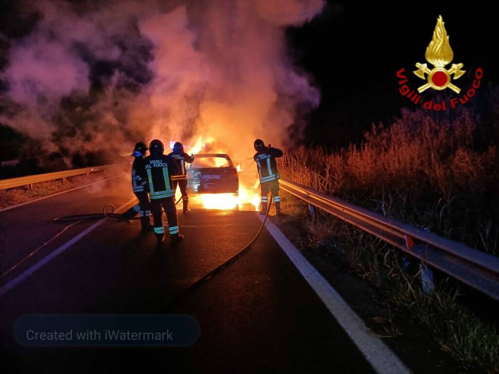 Civitavecchia, auto prende fuoco sull’A12: notte di paura in autostrada