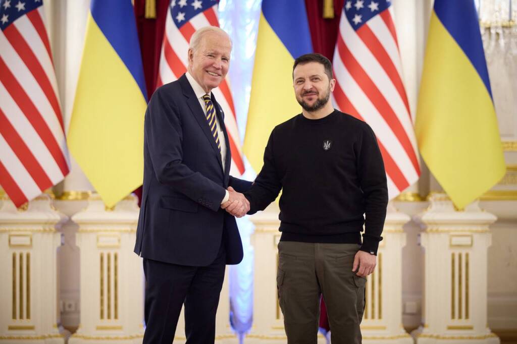 Biden a sorpresa va a Kiev: l’abbraccio con Zelensky e la promessa di nuove sanzioni