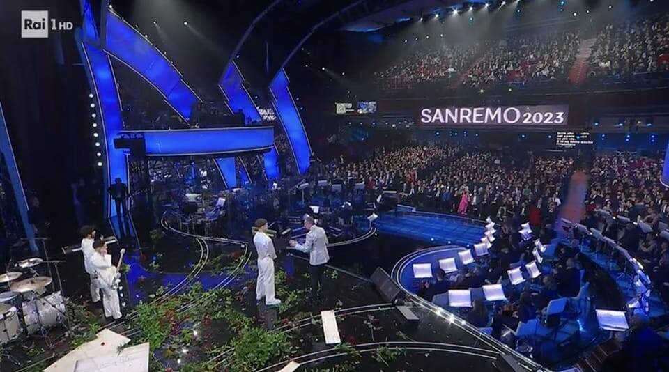 Sanremo 2023: Blanco indagato per aver distrutto le rose sul palco dell’Ariston