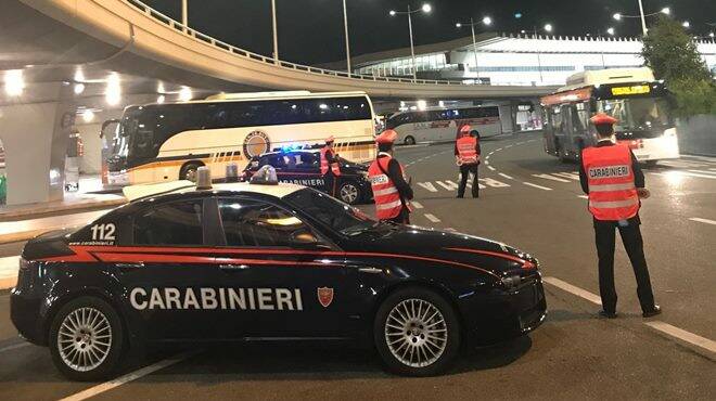 Fiumicino, rubano sigarette e profumi al duty free: denunciati 4 viaggiatori