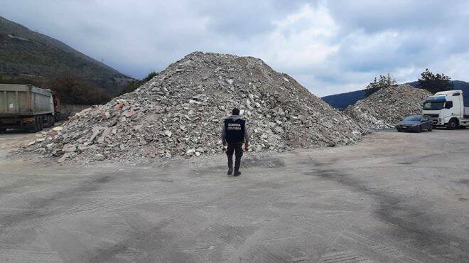 Gaeta, ditta di rifiuti crea una maxi discarica abusiva: sotto sequestro 20mila mq di terreno