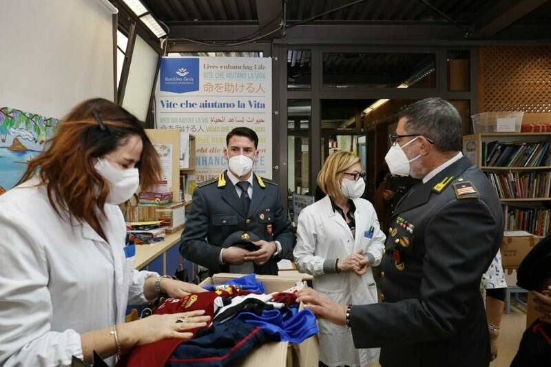 I vestiti confiscati dalla Finanza donati ai piccoli pazienti del Bambino Gesù di Roma