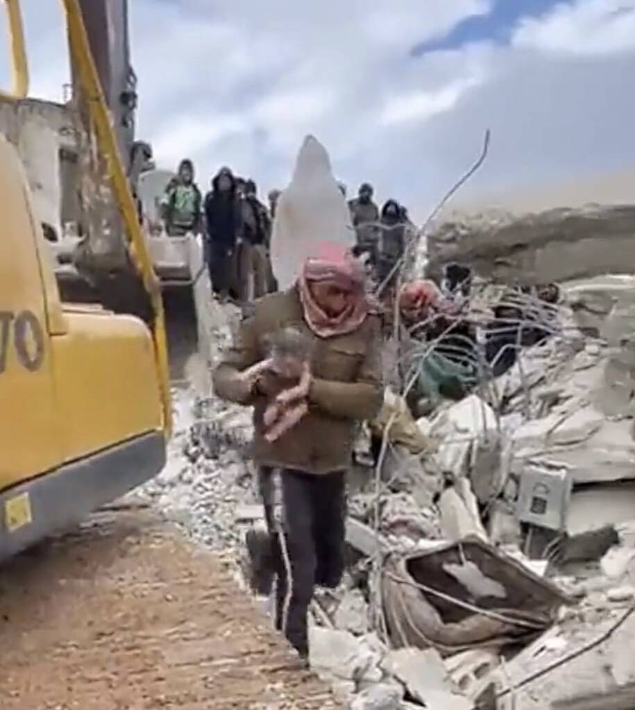Terremoto in Siria. Donna partorisce tra le macerie: lei muore, la neonata si salva – VIDEO