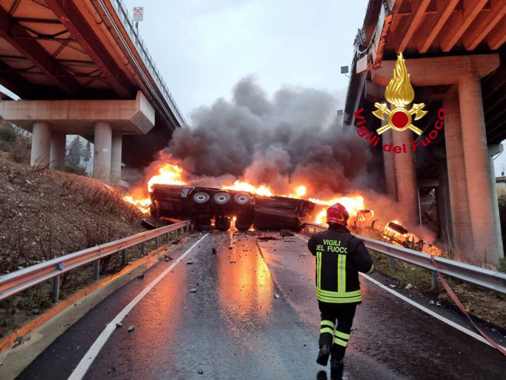 Camion precipita dal viadotto dell’autostrada e prende fuoco