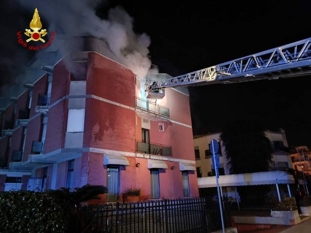 Latina, incendio nella notte: le fiamme distruggono l’ultimo piano di un ex hotel