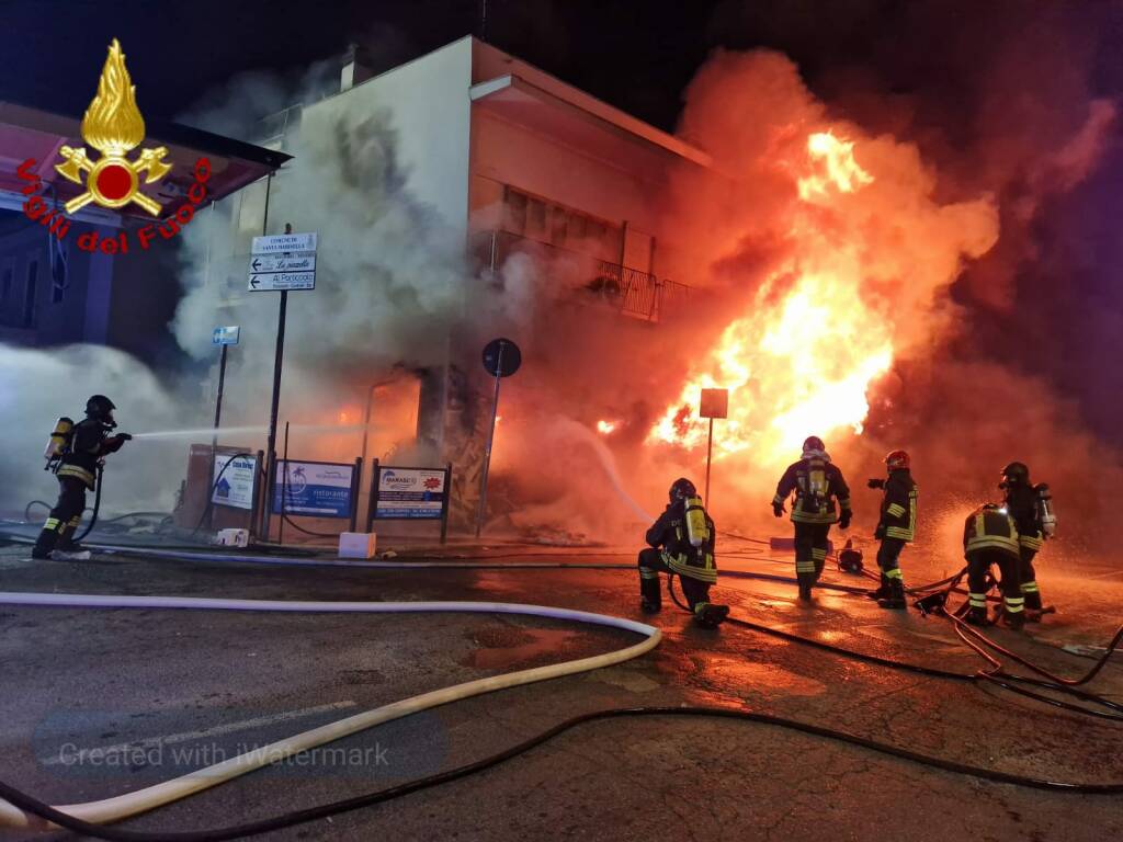 Santa Marinella, paura nella notte: maxi incendio devasta negozio