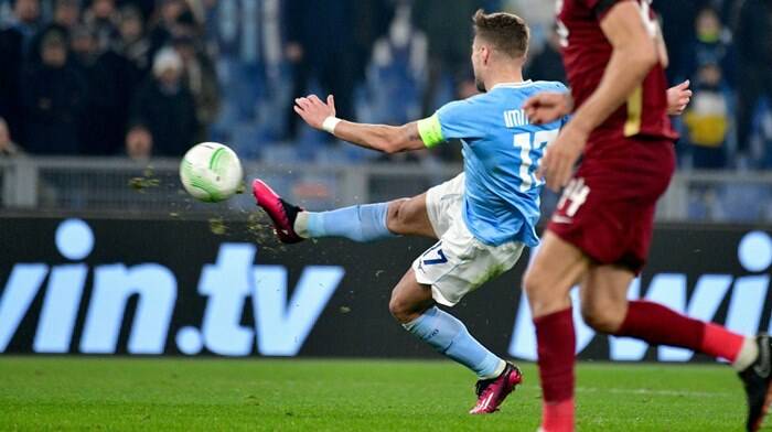 Conference League: Lazio in 10 per oltre un’ora ma grazie a Immobile batte il Cluj