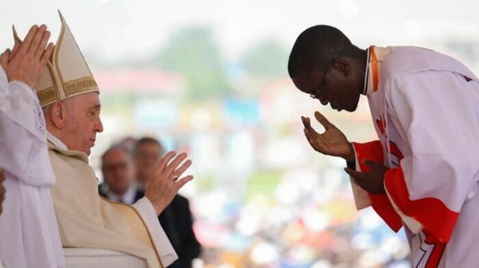 Il Papa tra la gente del Congo insanguinato dalla guerra: “Spezzare il circolo della violenza”