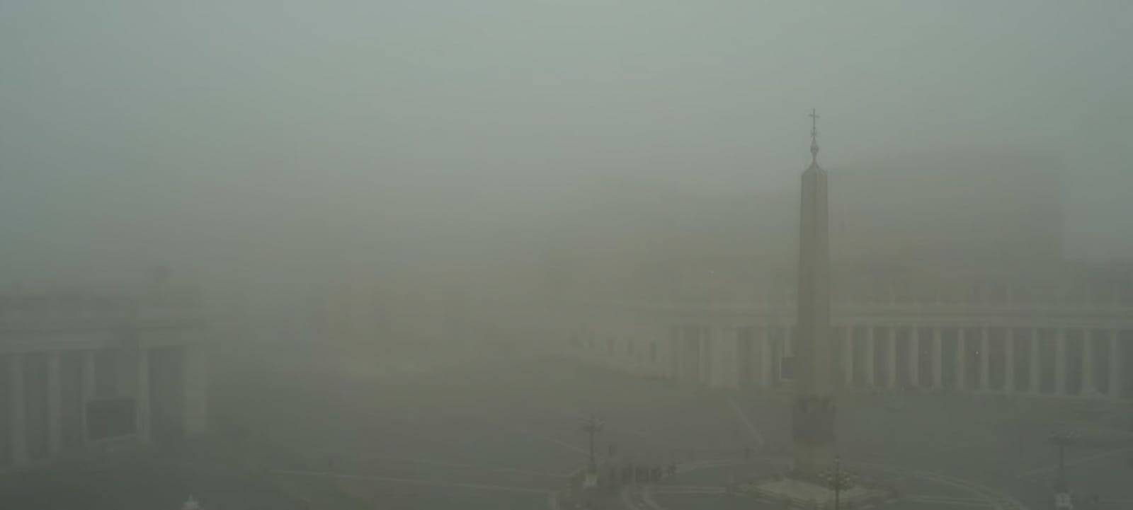 Roma si sveglia con la nebbia: il cupolone sparisce