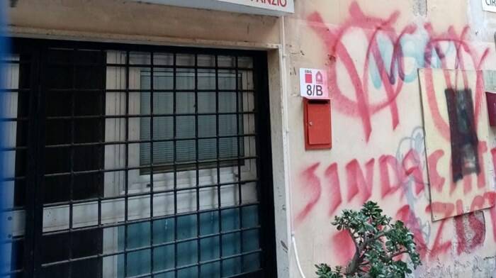 “Sindacati nazisti”: la scritta dei no-vax sui muri della sede della Cgil di Anzio