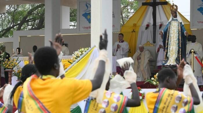Sud Sudan, in 100mila alla Messa del Papa. Francesco: “Non rispondere al male col male”