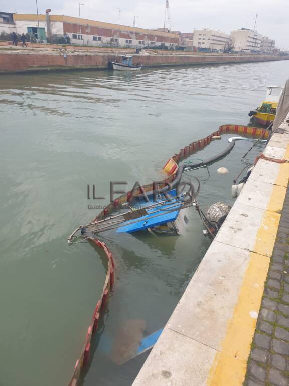 Fiumicino, la maledizione del porto canale continua: affonda un altro peschereccio