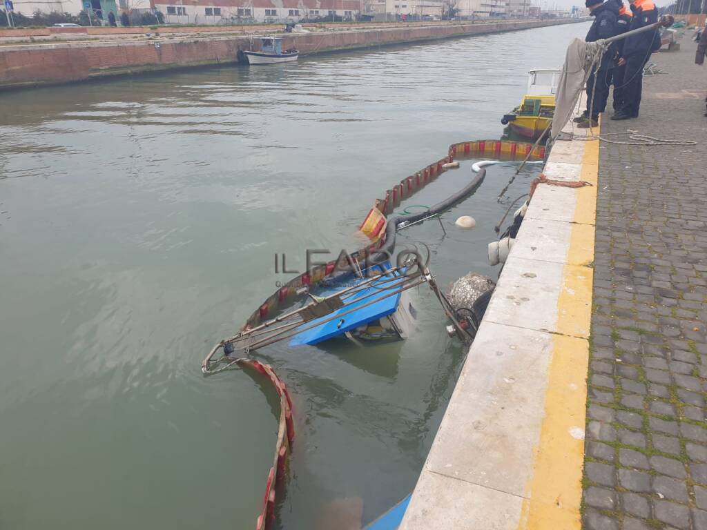 Fiumicino, la maledizione del porto canale continua: affonda un altro peschereccio