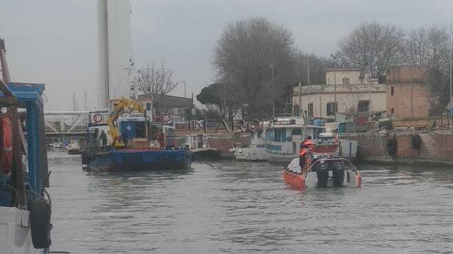 Peschereccio affondato nel Porto canale
